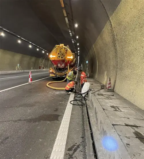 雨花隧道排水渠清淤